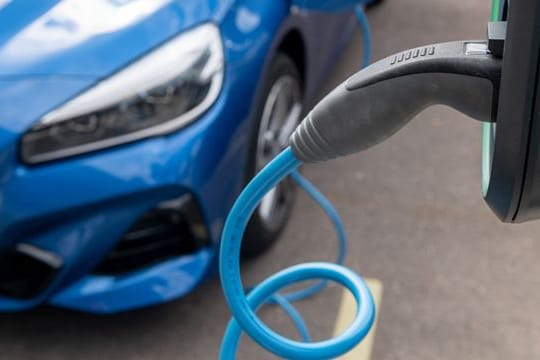 Autoindustrie fordert angesichts steigender E-Auto-Zahlen einen schnelleren Ausbau des Ladenetzes.