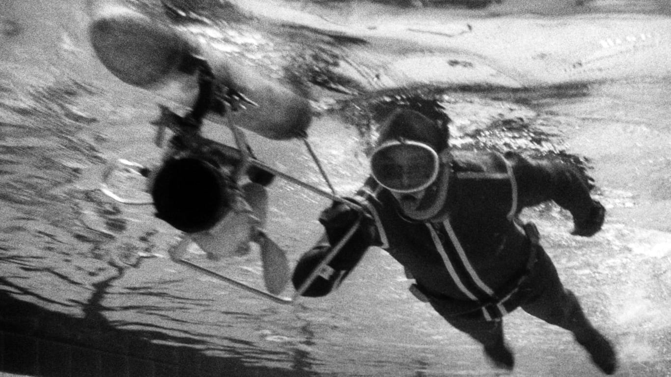 Bernd Böttger: In einer Schwimmhalle demonstrierte der DDR-Flüchtling, wie ihm 1968 die Flucht per Aqua-Scooter aus der DDR gelaungen war.