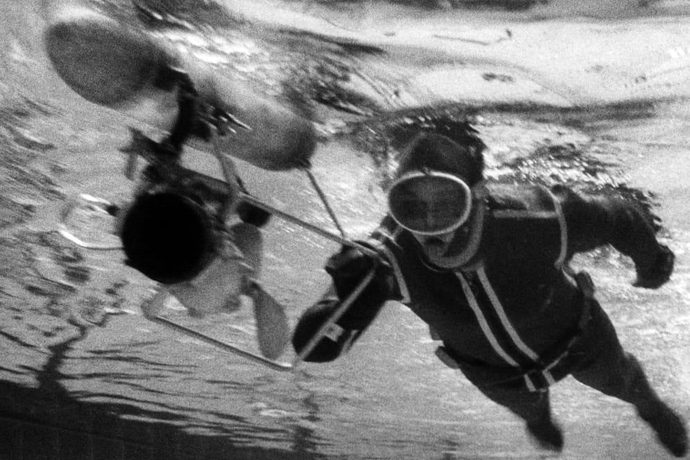 Bernd Böttger: In einer Schwimmhalle demonstrierte der DDR-Flüchtling, wie ihm 1968 die Flucht per Aqua-Scooter aus der DDR gelaungen war.