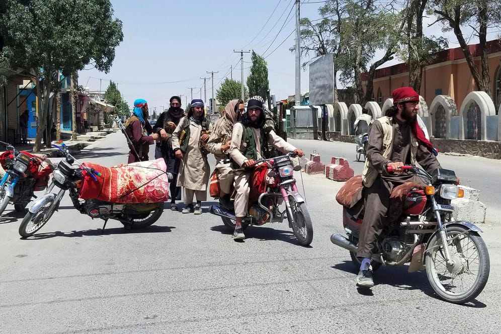 Taliban-Kämpfer in Afghanistan: Auch andere Länder haben ihre Bürger zur Ausreise aufgefordert.
