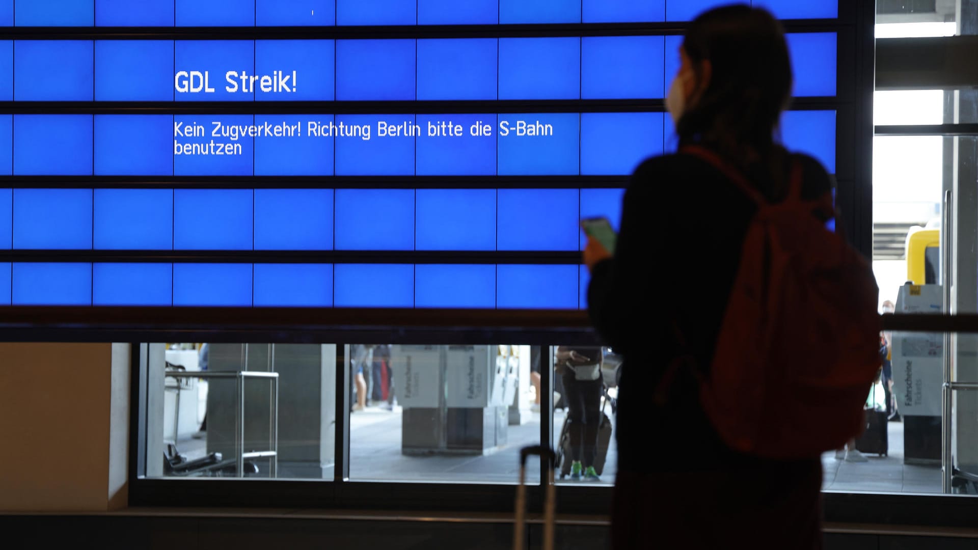 Lahmgelegt: Eine Reisende steht am Mittwoch an einem Bahnhof, der stark vom Streik betroffen ist. Jeder dritte Deutsche zeigt dennoch Verständnis.