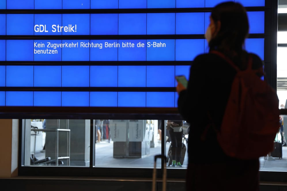 Lahmgelegt: Eine Reisende steht am Mittwoch an einem Bahnhof, der stark vom Streik betroffen ist. Jeder dritte Deutsche zeigt dennoch Verständnis.