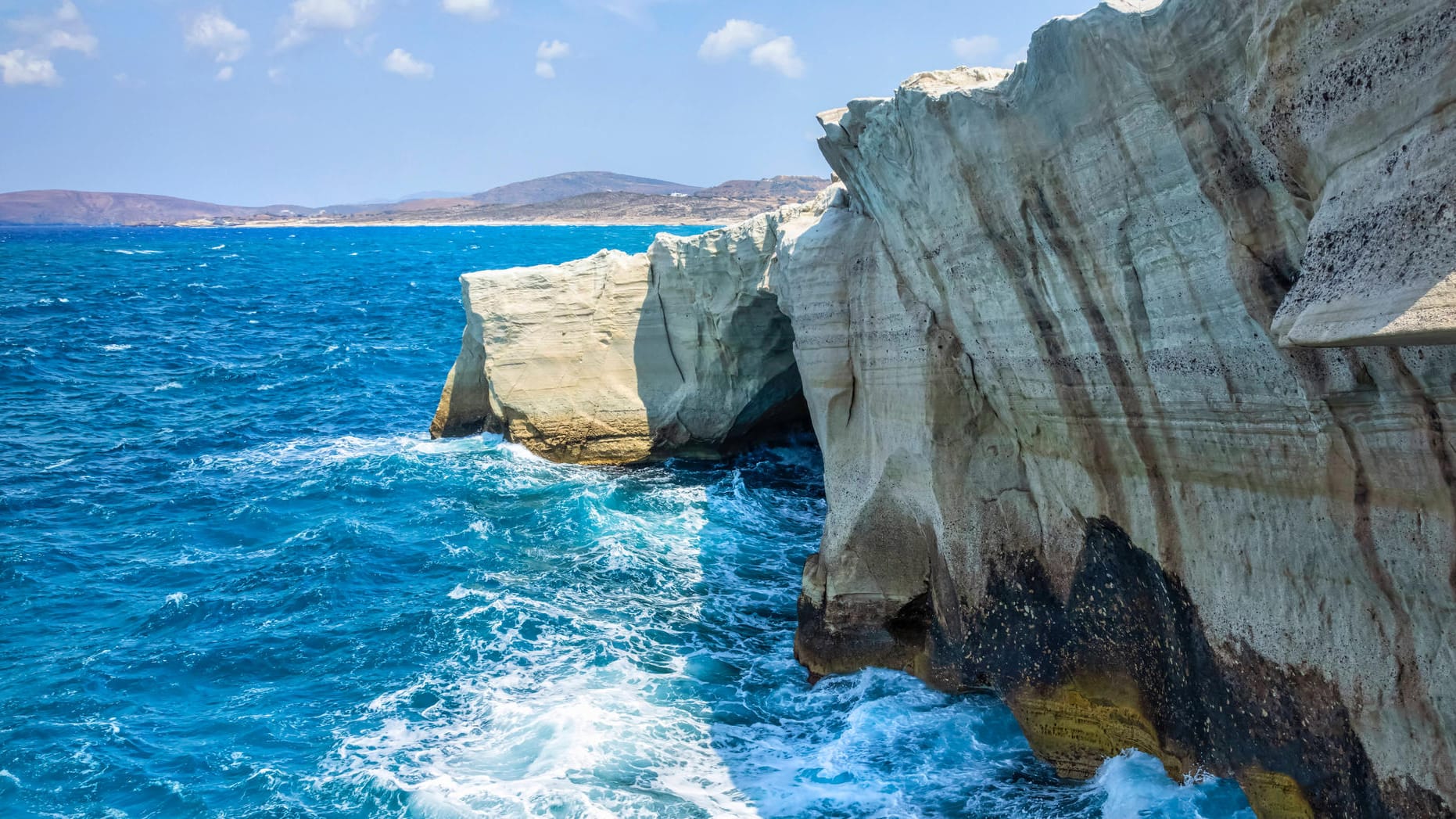 Die Küste von Milos: In der Nähe ist eine Yacht in Seenot geraten.