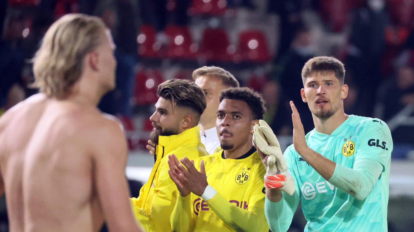 Nach dem Sieg gegen Wehen Wiesbaden in der ersten Runde des DFB-Pokals: der neue BVB-Torwart Gregor Kobel (r.).