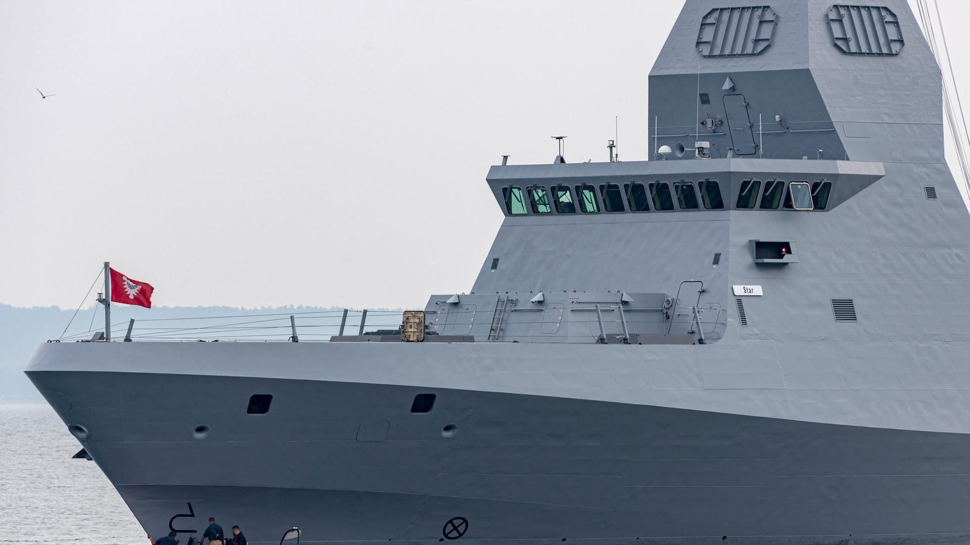 Ein Marineschiff für Israel (Archivbild): Aktivisten setzten sich in Kiel vor ein Schiff, um es am Auslaufen zu hindern. Ein Marineschiff für Israel (Archivbild): Aktivisten setzten sich in Kiel vor ein Schiff, um es am Auslaufen zu hindern.