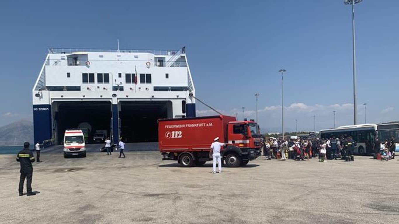 Hessische Feuerwehrleute kommen in Griechenland an