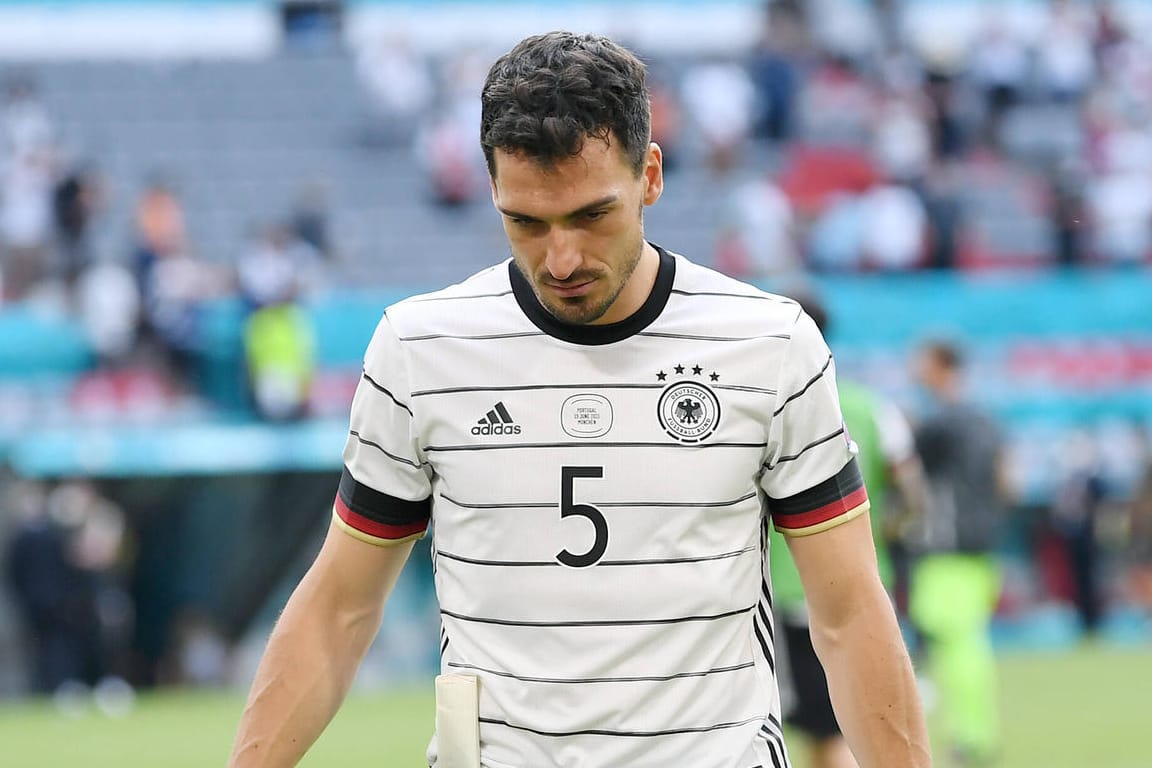 Mats Hummels (Symbolbild): Nach der enttäuschenden EM rutscht die DFB-Elf in der Weltrangliste immer tiefer.