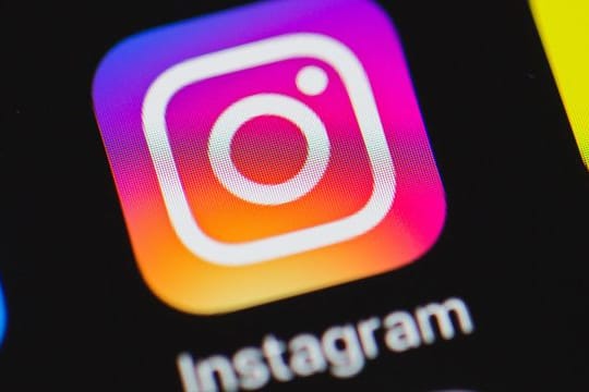 Das Logo von Instagram auf einem Apple iPhone.