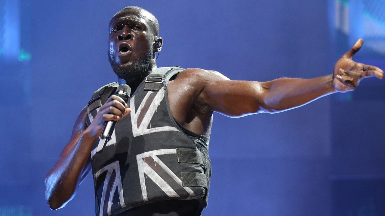 Stormzy mit der Banksy-Weste beim Glastonbury Festival. Stormzy mit der Banksy-Weste beim Glastonbury Festival.