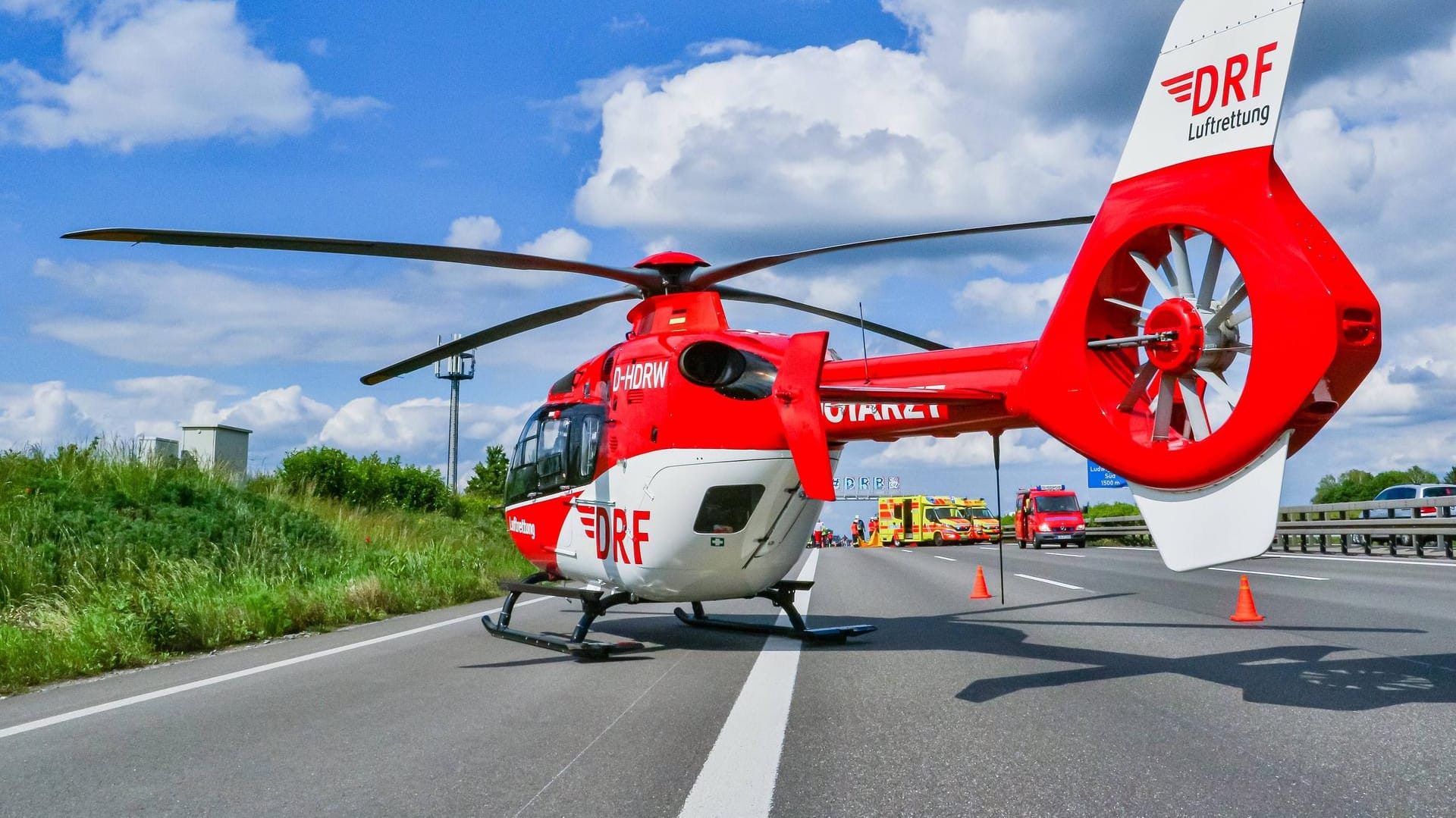 Rettungshubschrauber auf einer Bundesstraße: Einer der Fahrer starb, der zweite schwebt in Lebensgefahr (Symbolbild).