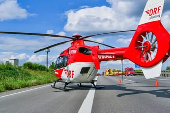 Rettungshubschrauber auf einer Bundesstraße: Einer der Fahrer starb, der zweite schwebt in Lebensgefahr (Symbolbild).