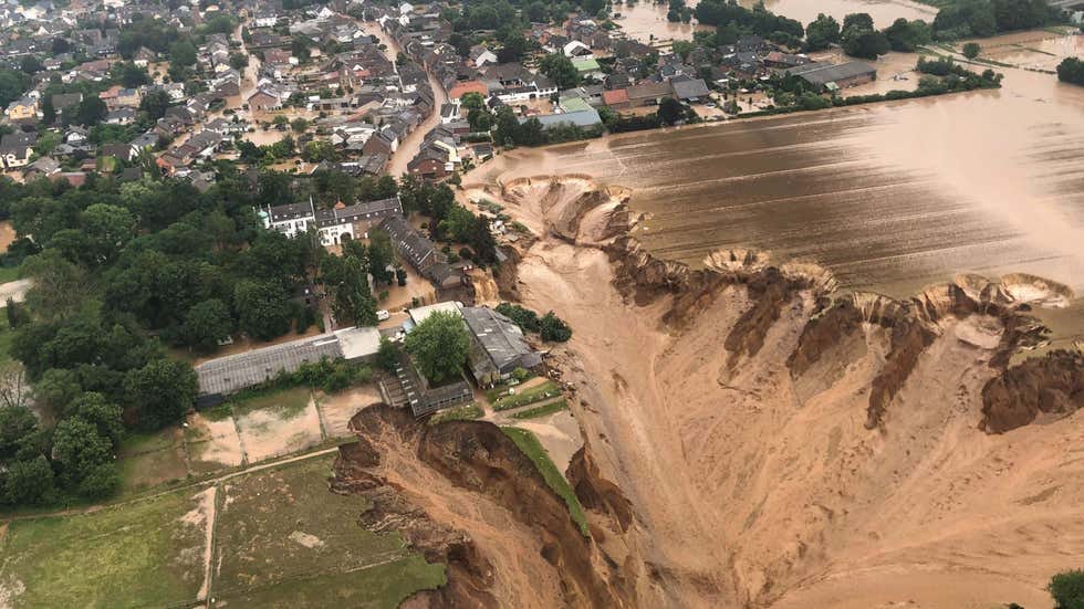 Die Abbruchkante in Blessem kurz nach der Flut: Das Wasser hatte sich hier seinen Weg gebahnt, die Kiesgrube wurde dadurch zu einem riesigen Loch.