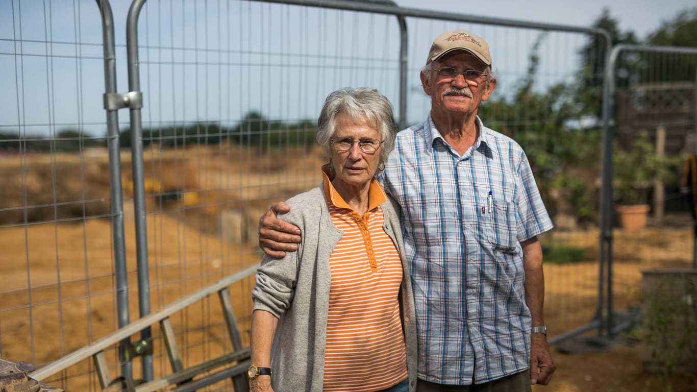 Waltraud und Günter Groten: Das Ehepaar wurde am 16. Juli mit einem Hubschrauber von seiner Garage gerettet.