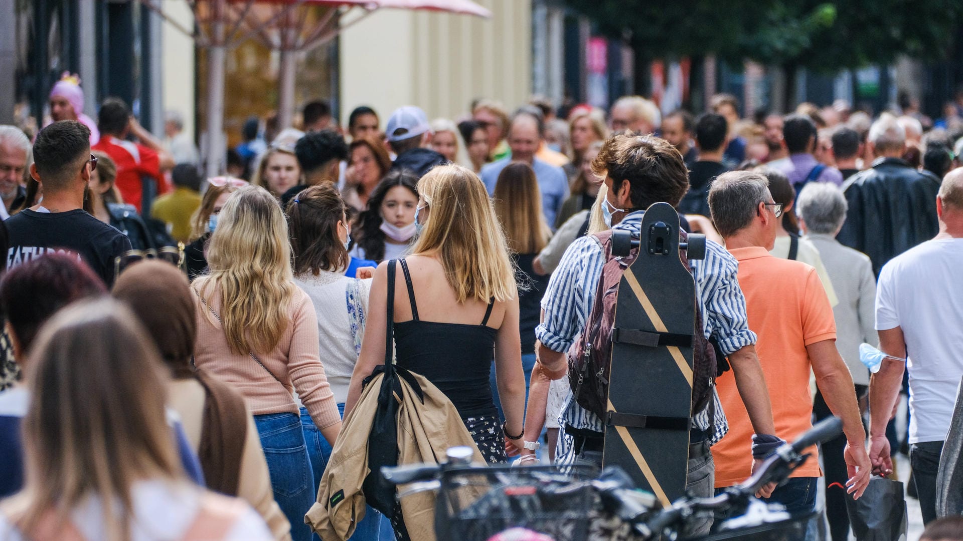 Einkaufsstraße in Düsseldorf: Vielerorts steigen die Inzidenzen stetig an. Vermehrt infizieren sich jüngere Menschen mit dem Coronavirus.