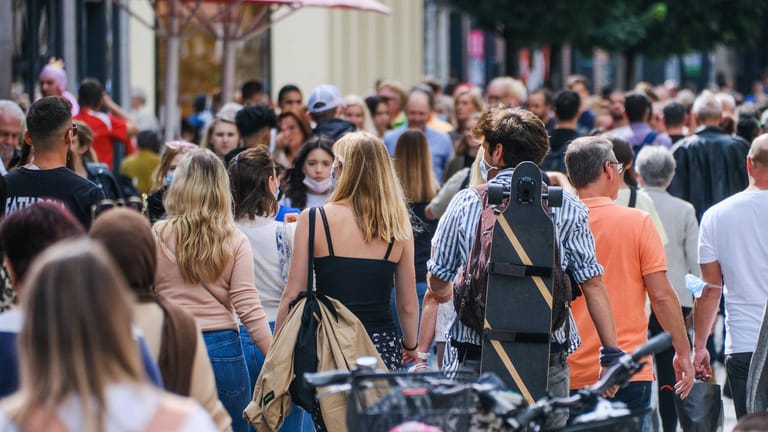 Einkaufsstraße in Düsseldorf: Vielerorts steigen die Inzidenzen stetig an. Vermehrt infizieren sich jüngere Menschen mit dem Coronavirus.
