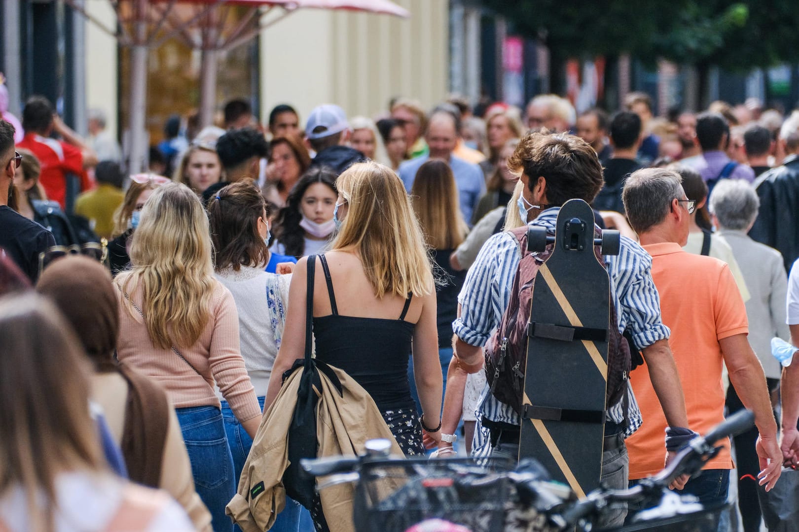 Einkaufsstraße in Düsseldorf: Vielerorts steigen die Inzidenzen stetig an. Vermehrt infizieren sich jüngere Menschen mit dem Coronavirus.