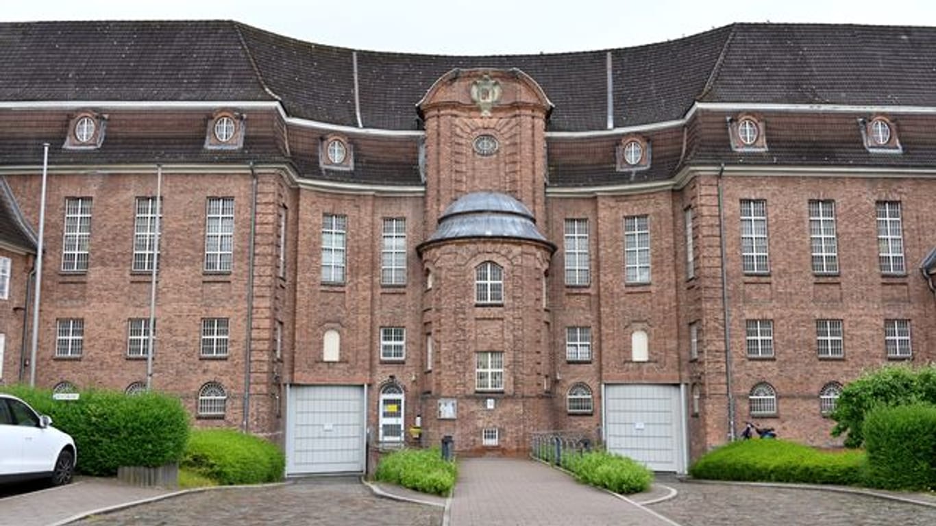 Blick auf die Justizvollzugsanstalt Kiel (Symbolbild): Ein Häftling konnte bei einem Krankenhausaufenthalt flüchten.