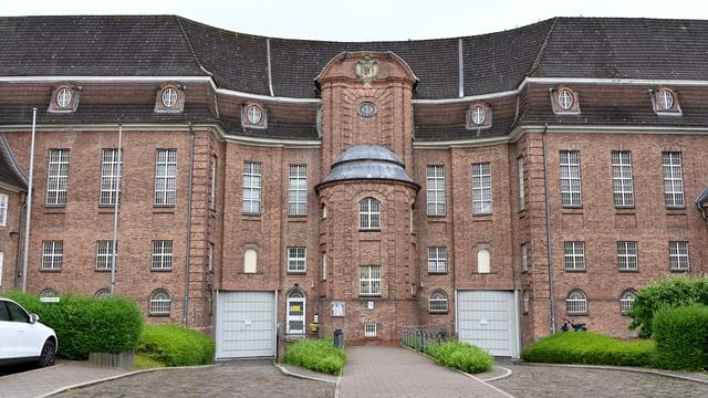 Blick auf die Justizvollzugsanstalt Kiel (Symbolbild): Ein Häftling konnte bei einem Krankenhausaufenthalt flüchten. Blick auf die Justizvollzugsanstalt Kiel (Symbolbild): Ein Häftling konnte bei einem Krankenhausaufenthalt flüchten.