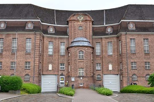 Blick auf die Justizvollzugsanstalt Kiel (Symbolbild): Ein Häftling konnte bei einem Krankenhausaufenthalt flüchten.