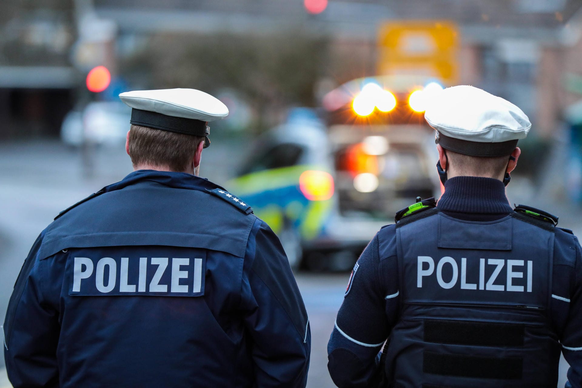 Zwei Polizeibeamte im Einsatz (Symbolbild): Bei der Durchsuchung wurde bei dem 43-Jährigen eine sogenannte PTB-Waffe gefunden.