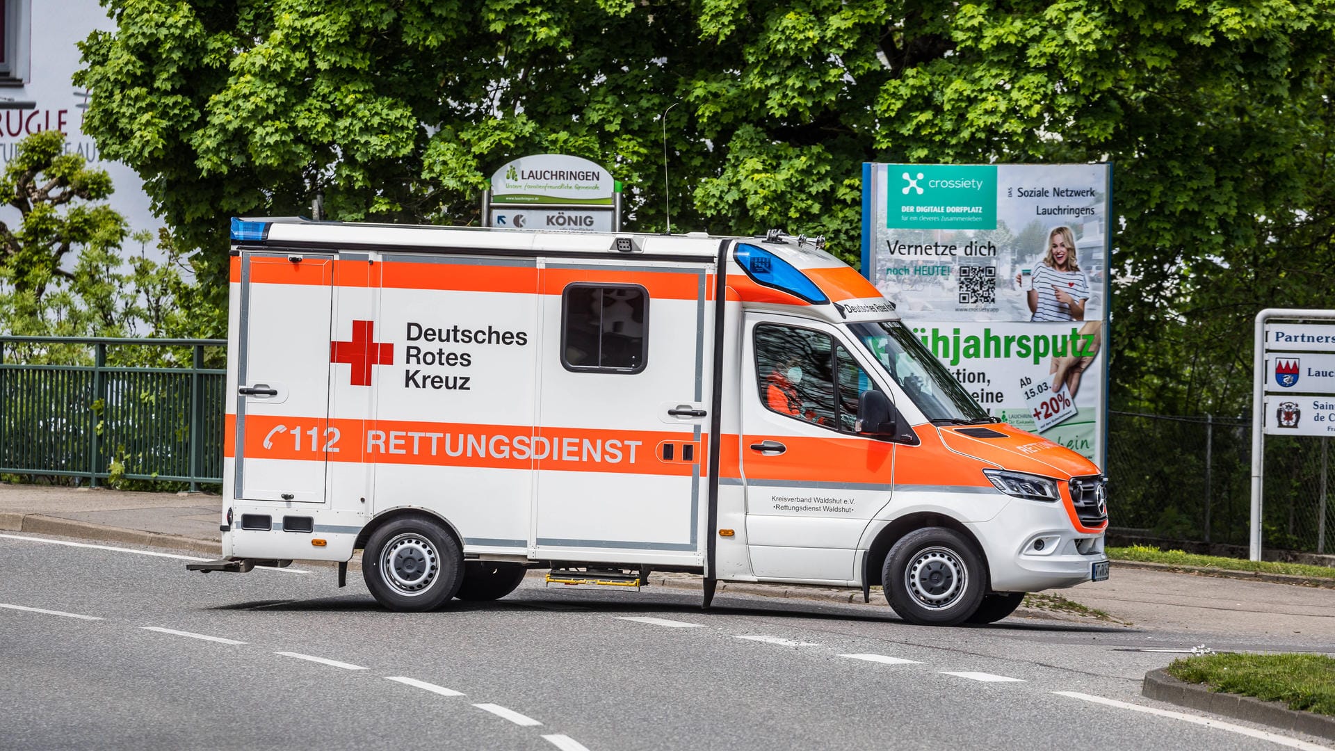 Rettungswagen des Deutschen Roten Kreuzes: Das Kind wurde in einem komatösen Zustand eingeliefert (Symbolbild).