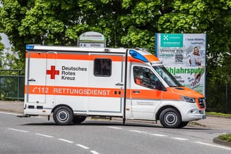 Rettungswagen des Deutschen Roten Kreuzes: Das Kind wurde in einem komatösen Zustand eingeliefert (Symbolbild).