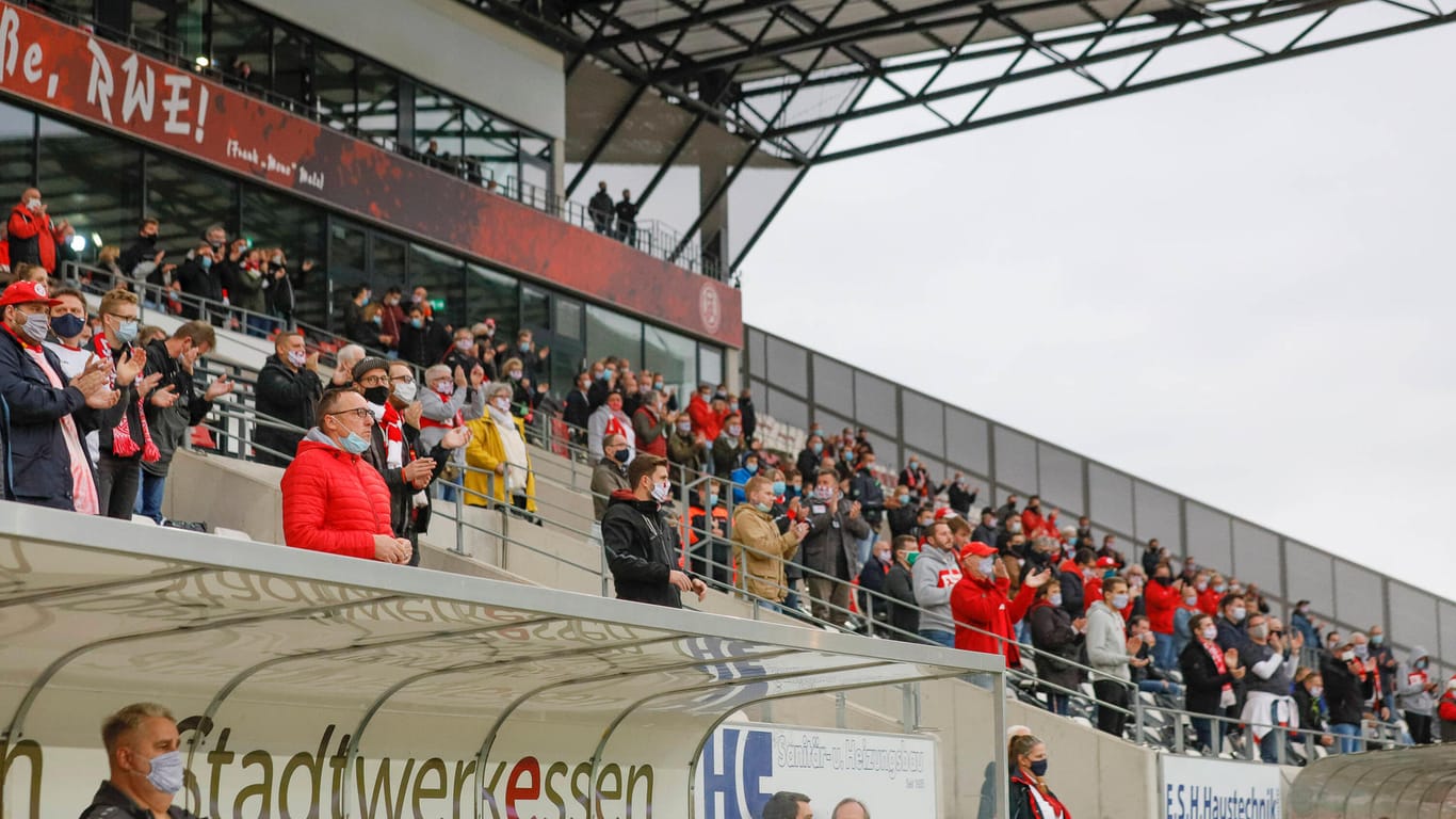 Zuschauer im Stadion Essen (Archivbild): Zum Saisonstart im Heimstadion sind über 6.000 Zuschauer zugelassen.