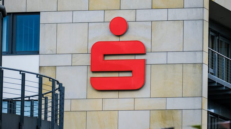 Das Logo der Sparkassen (Symbolbild): Kriminelle Hacker haben den Sparkassenverband Baden-Württemberg attackiert.