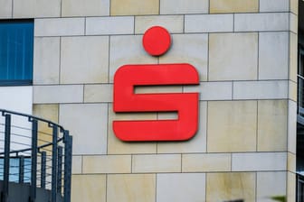 Das Logo der Sparkassen (Symbolbild): Kriminelle Hacker haben den Sparkassenverband Baden-Württemberg attackiert.