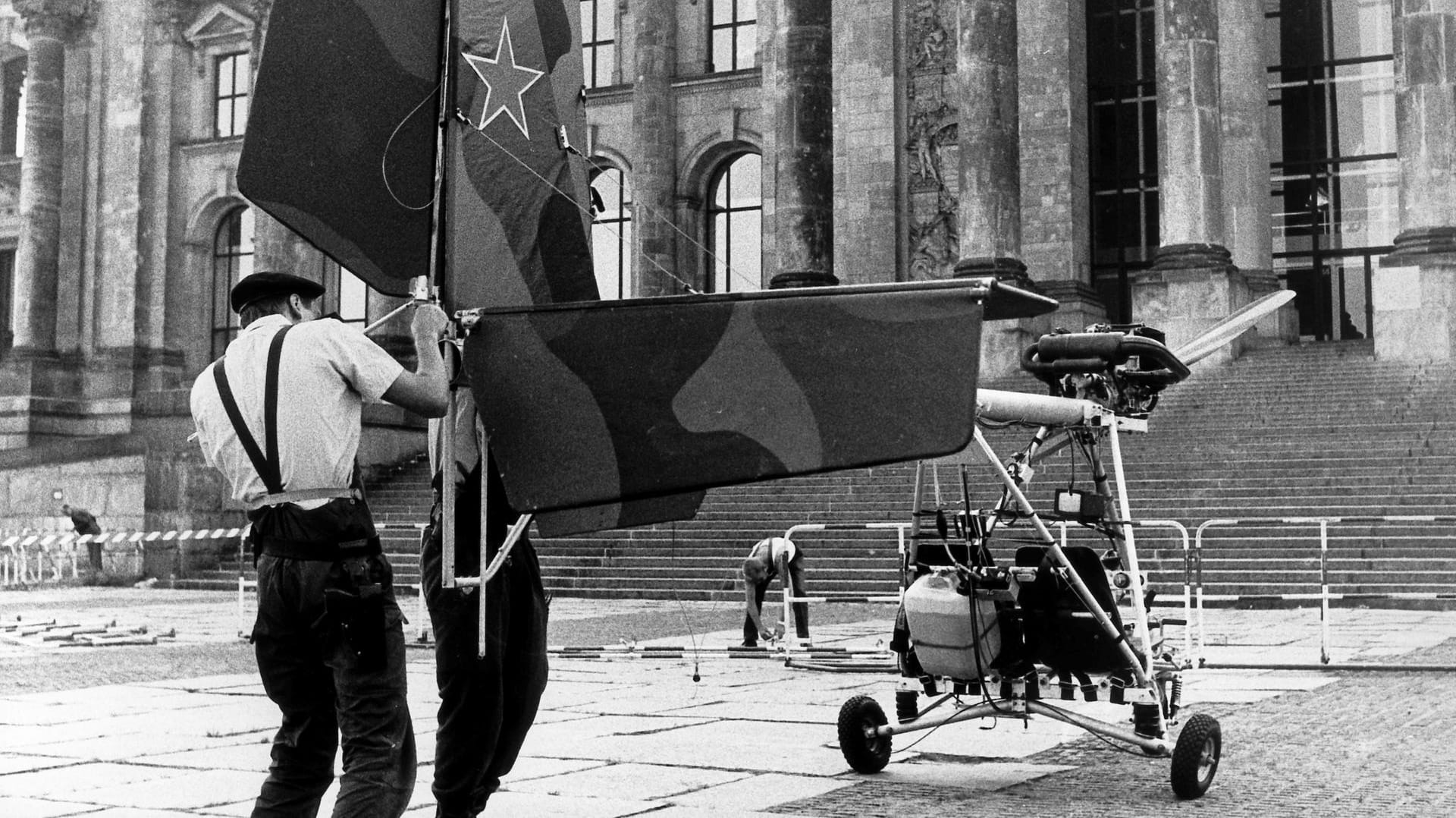 Berliner Reichstagsgebäude 1989: Dieser kleine Flieger bracht Egbert Bethke in die Freiheit.