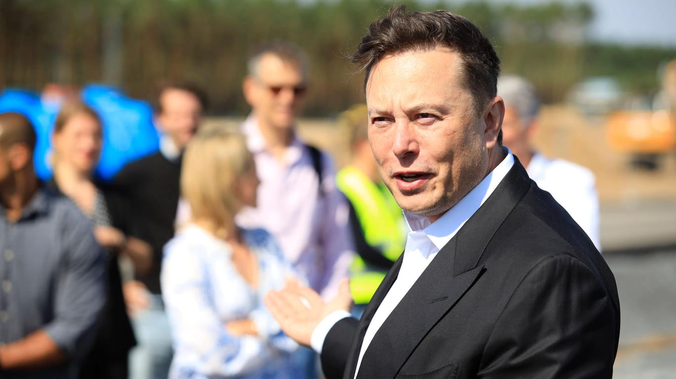 Elon Musk auf der Baustelle der Tesla Gigafactory: Tesla erhielt hohe Subventionssummen aus altem DDR-Vermögen für seine Fabrik.