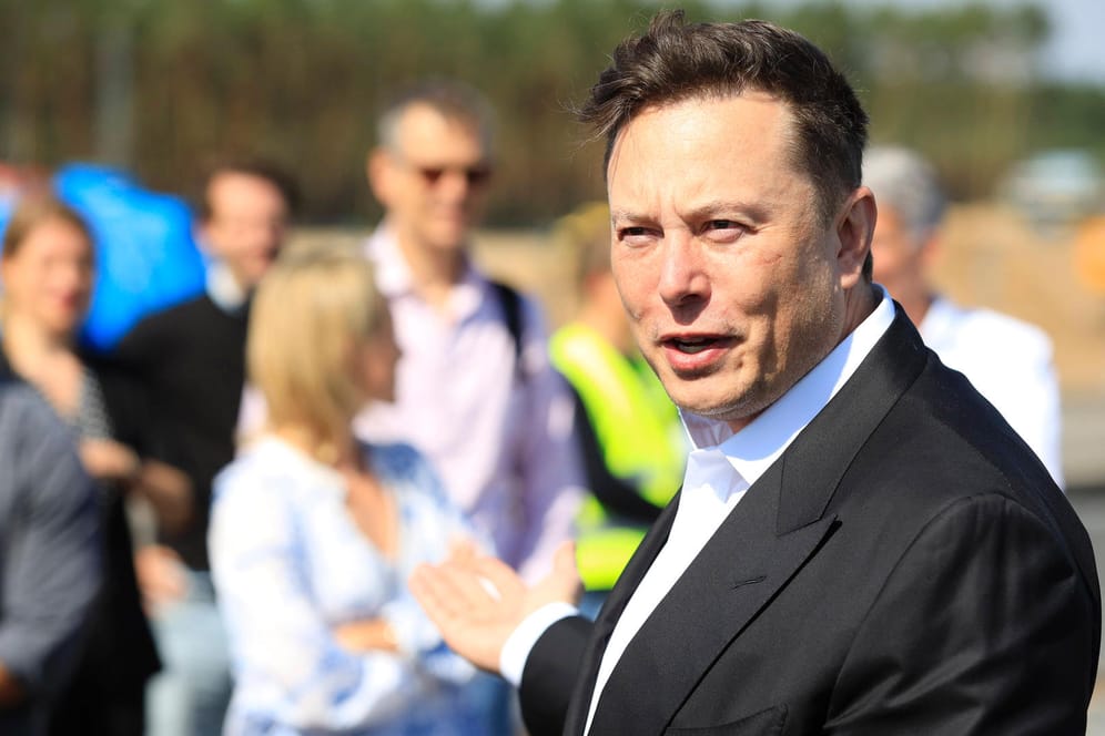 Elon Musk auf der Baustelle der Tesla Gigafactory: Tesla erhielt hohe Subventionssummen aus altem DDR-Vermögen für seine Fabrik.