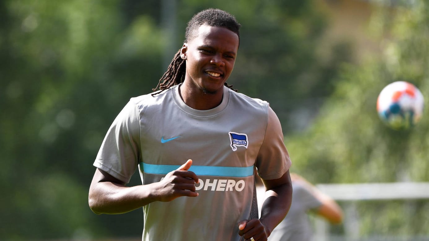 Dedryck Boyata: Der Belgier hat seinen Vertrag bei Hertha BSC langfristig verlängert. Dedryck Boyata: Der Belgier hat seinen Vertrag bei Hertha BSC langfristig verlängert.