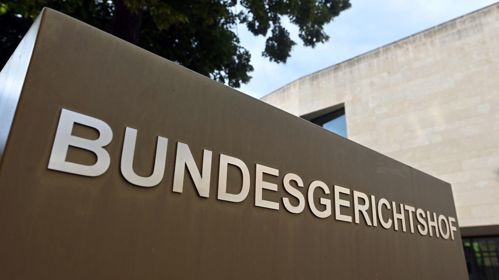 Schriftzug "Bundesgerichtshof": Eigentlich galt der Prozess als abgeschlossen, doch die Verurteilten akzeptieren ihre Strafe nicht (Symbolbild).