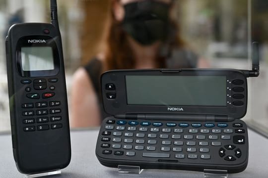 Zwei Exemplare des "Nokia 9000 Communicator" sind am Eingang des Frankfurter Museums für Kommunikation zur Online-Ausstellung "Smartphone.