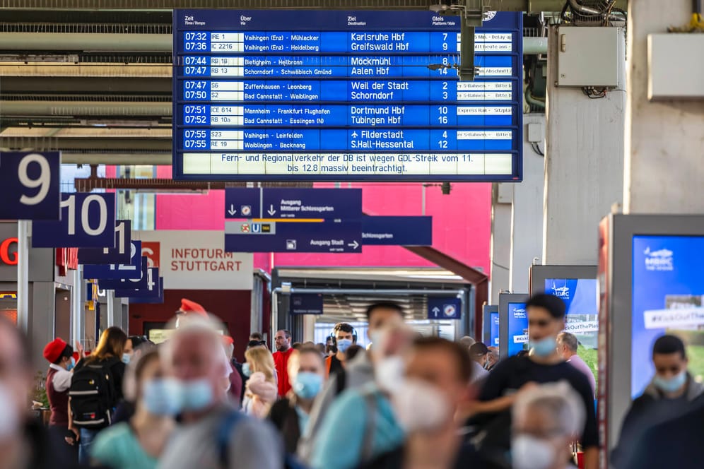 Bahnsteig in Stuttgart während des GDL-Streiks (Symbolbild): Der Bahn-Beauftragte Enak Ferlemann geht davon aus, dass es noch weitere Streiks geben könnte.