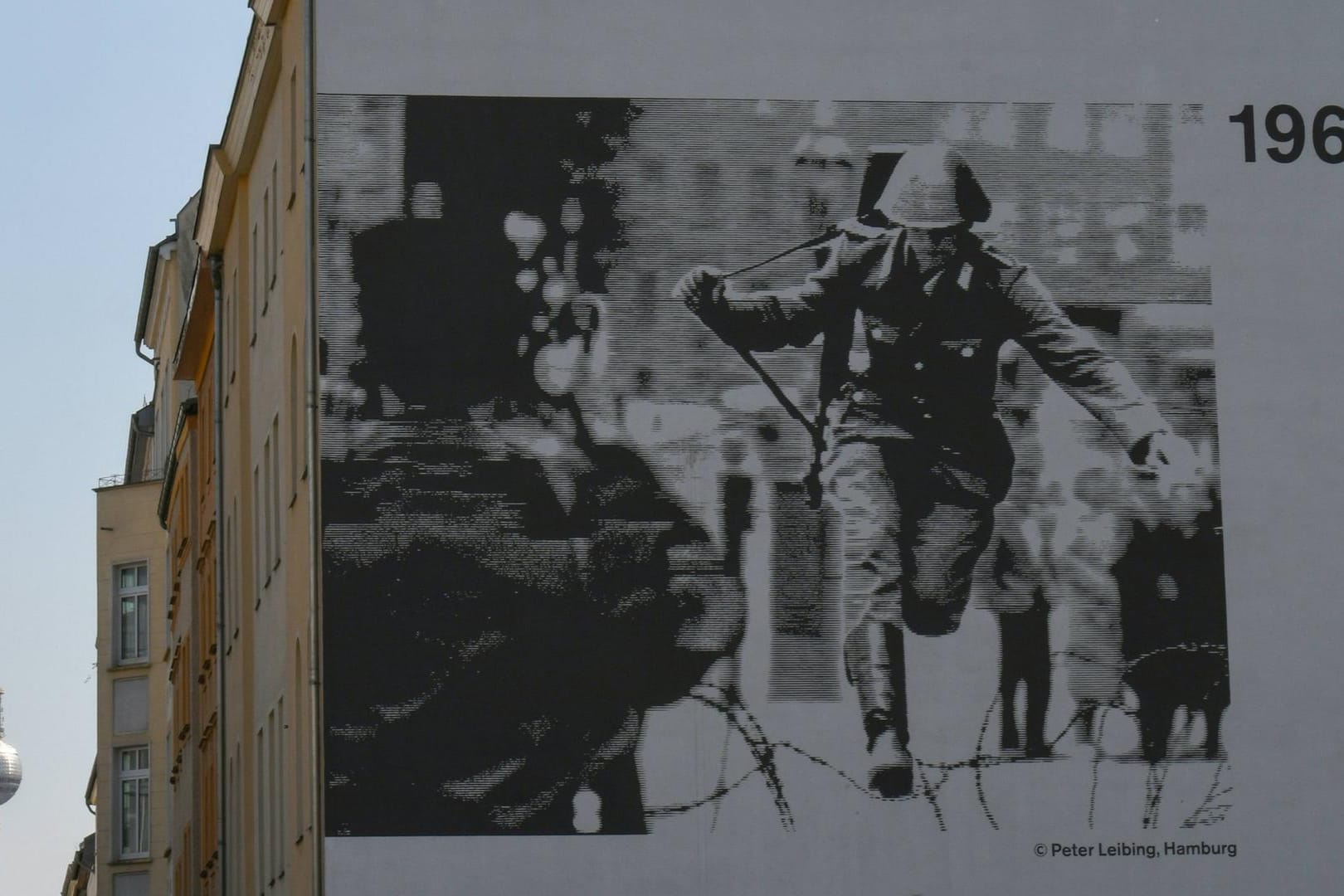 Die Mauer: Kurz nach Beginn der Arbeiten am 13. August sprang Volkspolizist Conrad Schumann in die Freiheit, das legendäre Foto ist an der Gedenkstätte Berliner Mauer verewigt. In einem Gastbeitrag gehen Matthias Platzeck und Carsten Schneider ein auf die Lehren 60 Jahre danach.