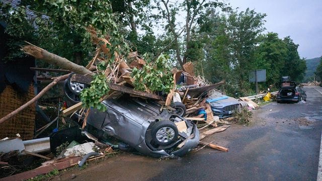 Zerstörte PKW liegen in Bad Neuenahr am Strassenrand: Die Jahrhundertflut forderte zahlreiche Menschenleben. Zerstörte PKW liegen in Bad Neuenahr am Strassenrand: Die Jahrhundertflut forderte zahlreiche Menschenleben.