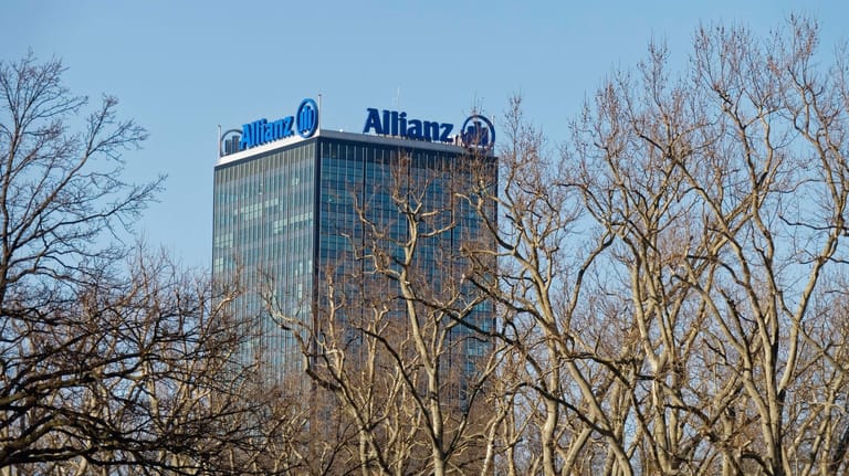 Der Allianz Tower in Berlin (Symbolbild): Das Versicherungsunternehmen hat für die erste Jahreshälfte deutliche Umsatzeinbußen zu verzeichnen.
