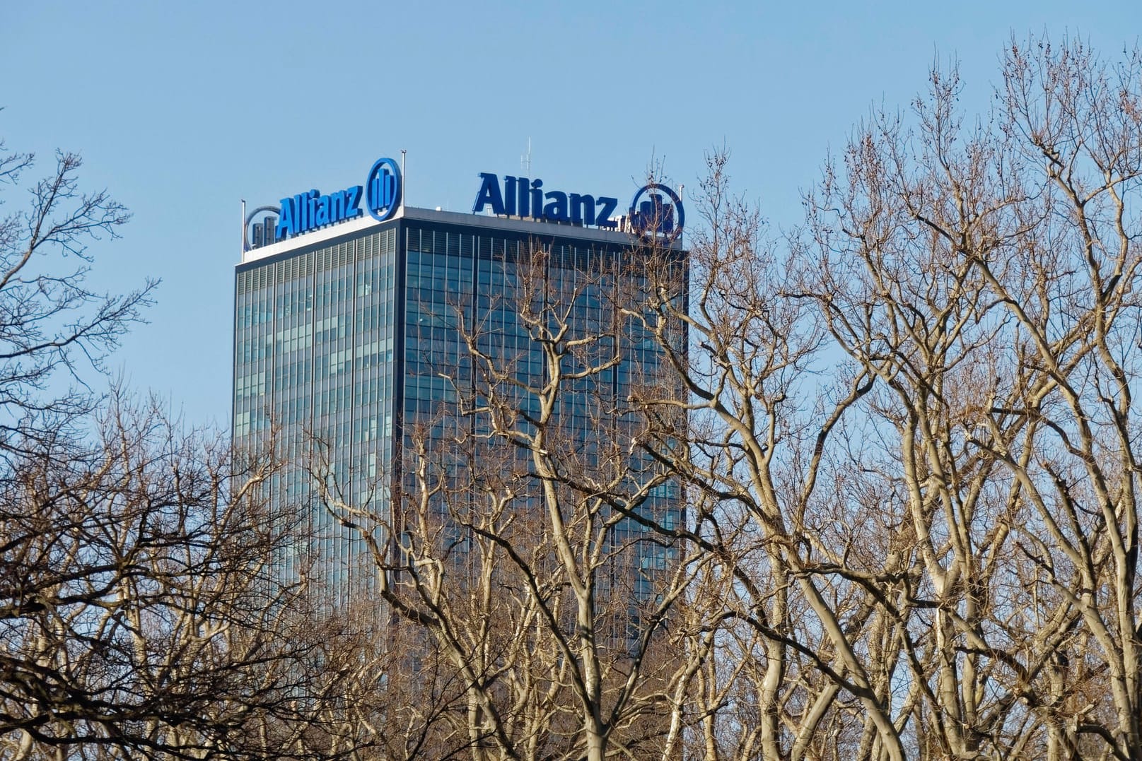 Der Allianz Tower in Berlin (Symbolbild): Das Versicherungsunternehmen hat für die erste Jahreshälfte deutliche Umsatzeinbußen zu verzeichnen.