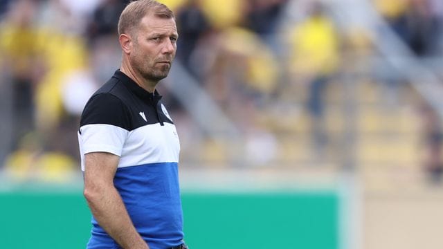 Trainer Frank Kramer von Arminia Bielefeld steht auf dem Platz Trainer Frank Kramer von Arminia Bielefeld steht auf dem Platz