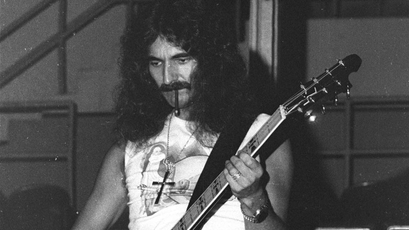 Geezer Butler bei einem Konzert von Black Sabbath 1975.