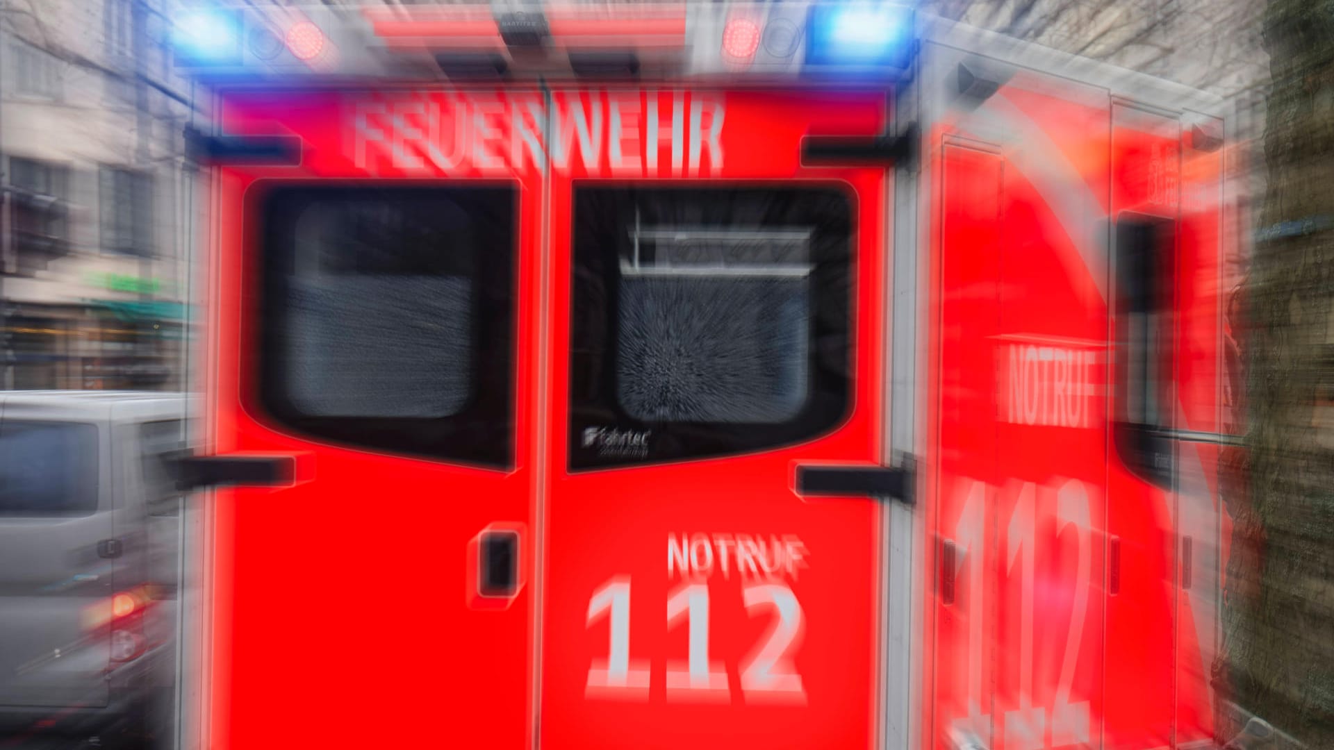 Ein Rettungswagen in Berlin (Symbolbild): Der Mann hatte das Rot-Licht der Ampel ignoriert. Ein Rettungswagen in Berlin (Symbolbild): Der Mann hatte das Rot-Licht der Ampel ignoriert.