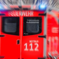 Ein Rettungswagen in Berlin (Symbolbild): Der Mann hatte das Rot-Licht der Ampel ignoriert.