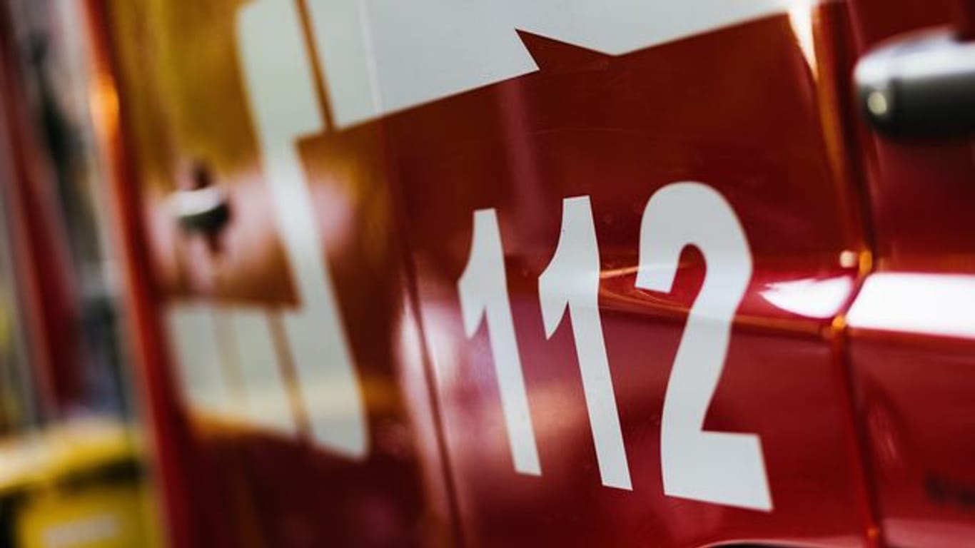 "112" steht auf der Außenseite eines Feuerwehrautos (Symbolbild): Bürger sollen sich mit Notfällen an die Polizei unter der Nummer 110 wenden.