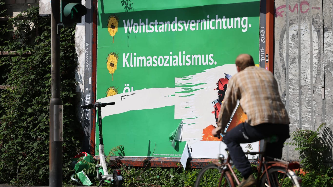 Ein Plakat mit den Schriftzügen "Wohlstandsvernichtung" und "Klimasozialismus" hängt am Straßenrand: Die Grünen wehren sich vor der Bundestagswahl gegen eine massive Anti-Grünen-Wahlkampagne.