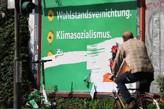 Ein Plakat mit den Schriftzügen "Wohlstandsvernichtung" und "Klimasozialismus" hängt am Straßenrand: Die Grünen wehren sich vor der Bundestagswahl gegen eine massive Anti-Grünen-Wahlkampagne.