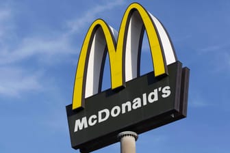 Das Logo von McDonald's (Symbolbild): Die Fast-Food-Kette hat durch eine Klage gegen die Stadt Tübingen den Ärger der Deutschen Umwelthilfe auf sich gezogen.