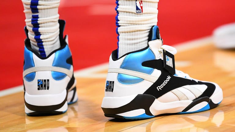 Reebok-Turnschuhe an den Füßen eines US-amerikanischen Basketballspielers (Symbolbild): Der deutsche Mutterkonzern Adidas trennt sich von dem Unternehmen.