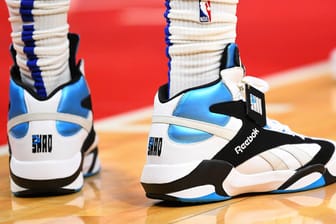 Reebok-Turnschuhe an den Füßen eines US-amerikanischen Basketballspielers (Symbolbild): Der deutsche Mutterkonzern Adidas trennt sich von dem Unternehmen.